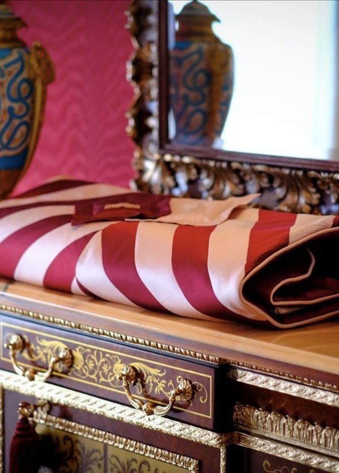 سجادة مطرزة وملونة بشكل عصري من علامة محراب