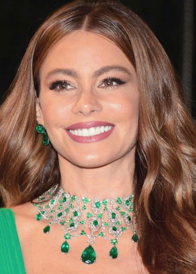 صوفيا فيرغارا ترتدي أفخم مجوهرات الزمرد من لورين شوارتز Lorraine Schwartz