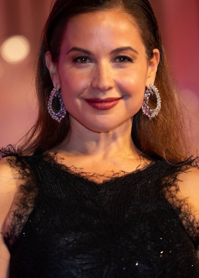 ريا أبي راشد جذابة بأقراط من جاد Jade Jewellery