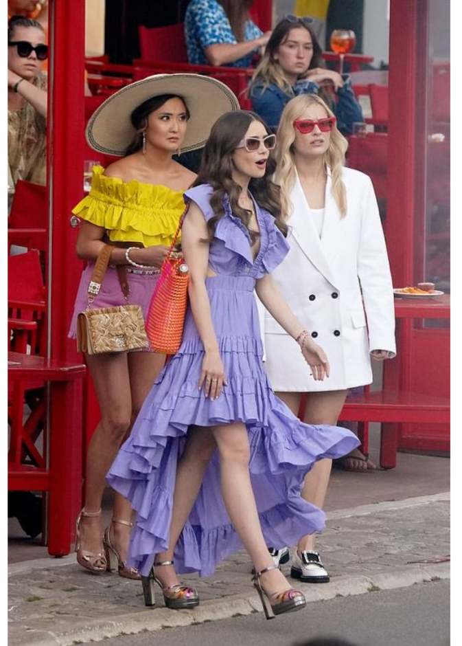 ليلي كولينز تعود بأزيائها المميزة من اطلالات مسلسل Emily in Paris