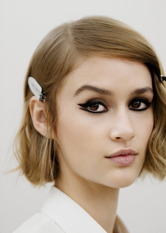 طريقة وضع مكياج عيون جريء من وحي عرض شانيل كروز 2022