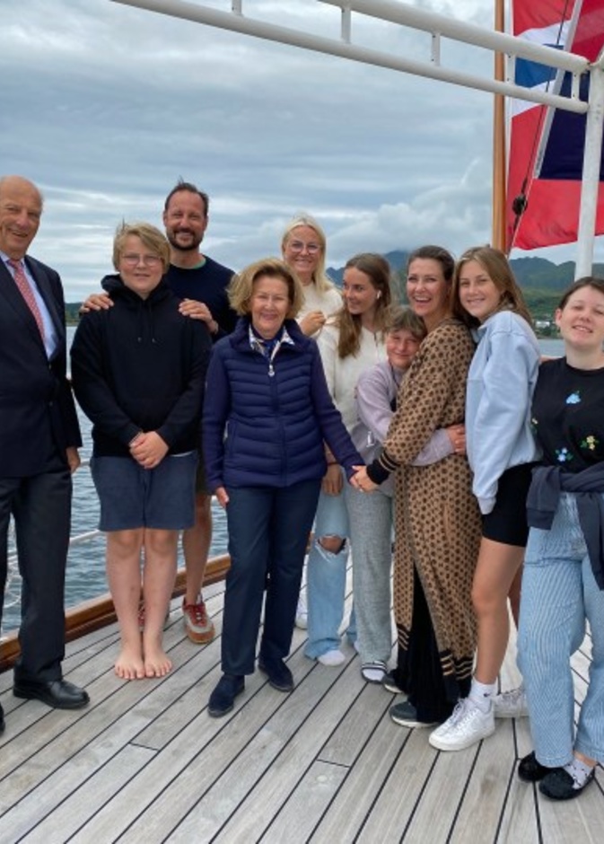 الملك هارالد وولي العهد الأمير هاكون يتفقدان اليخت الملكي النرويجي