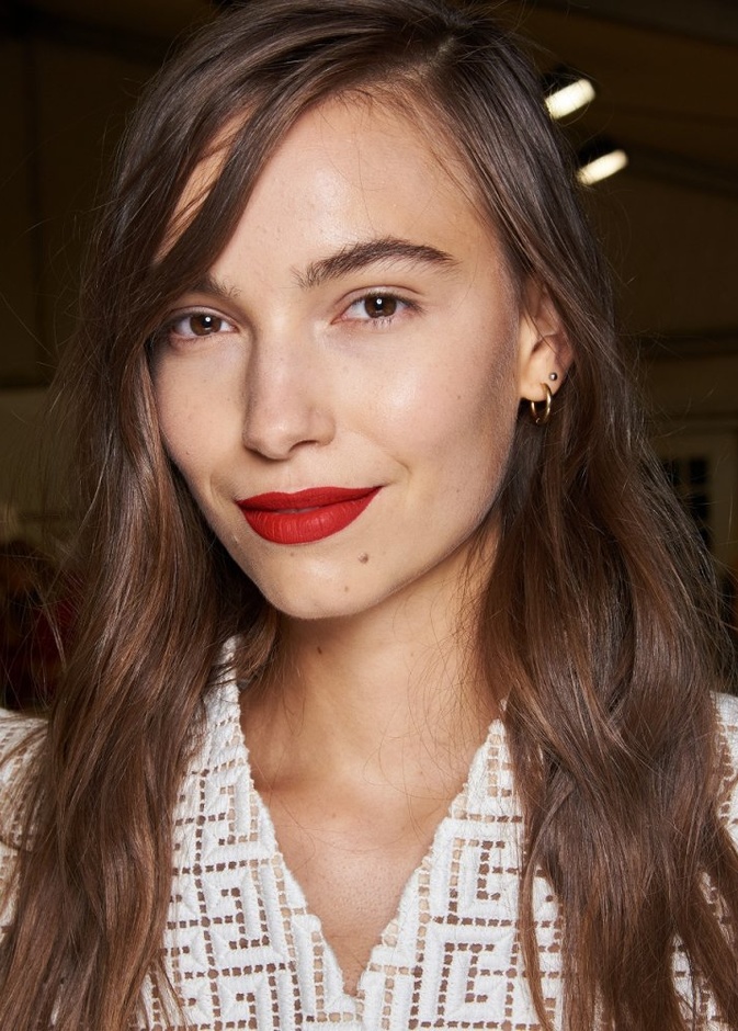 ألوان شفاه بتدرجات الأحمر القوي اختاريها للعيد من منصات دور الأزياء لصيف 2021