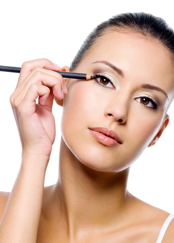 حيل جمالية لمنع سيلان الكحل الاسود في عيد الفطر 2021