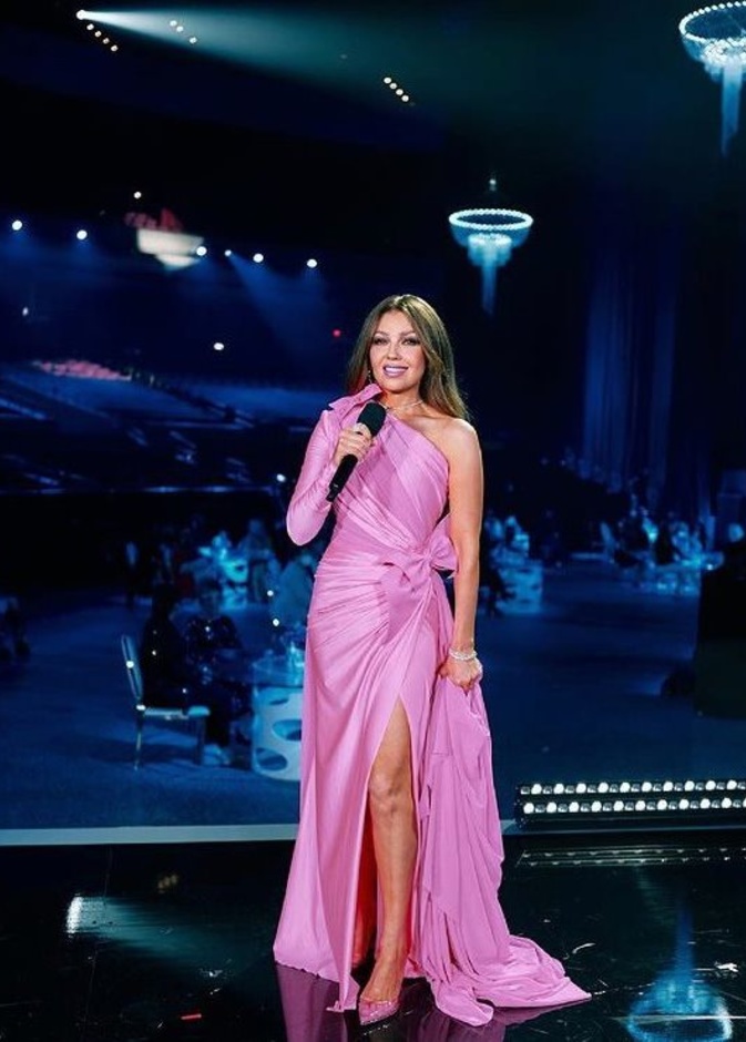 تألقت بفستان فوشيا من تصميم نيكولا جبران تميّز بقصة الكتف والكم الواحد مع الشق الجانبي