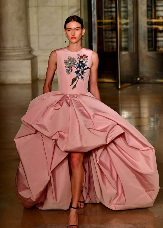 فساتين زفاف باللون الوردي من oscar de la renta