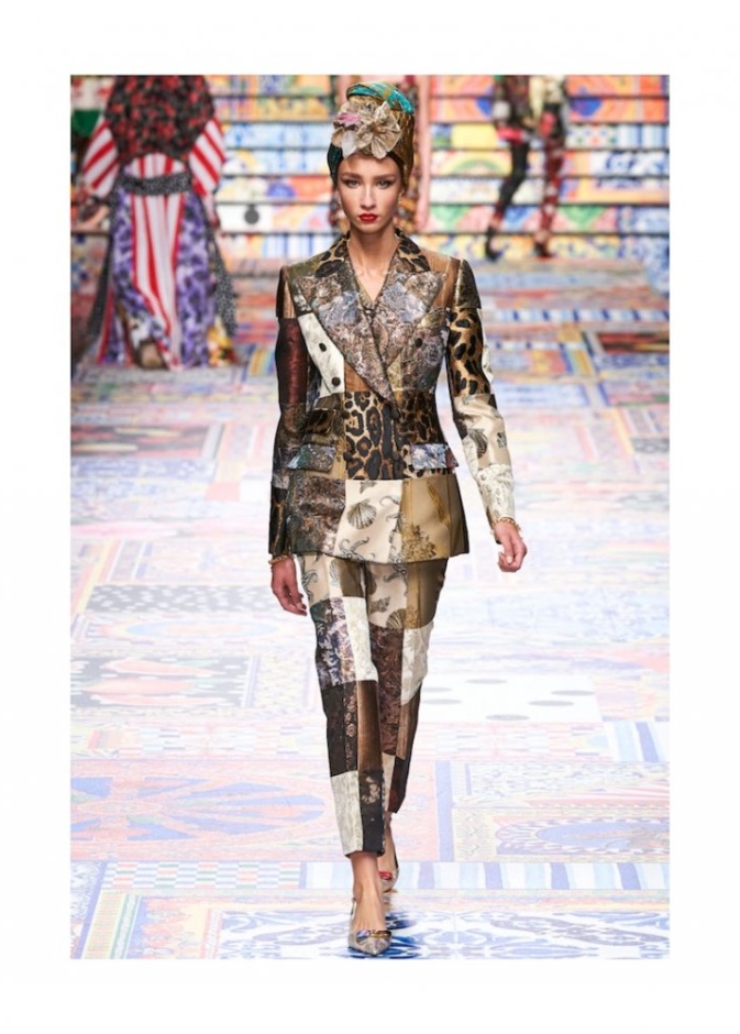 تصميم شبابي وعصري باللونين الكحلي والرمادي من Alexander McQueen 