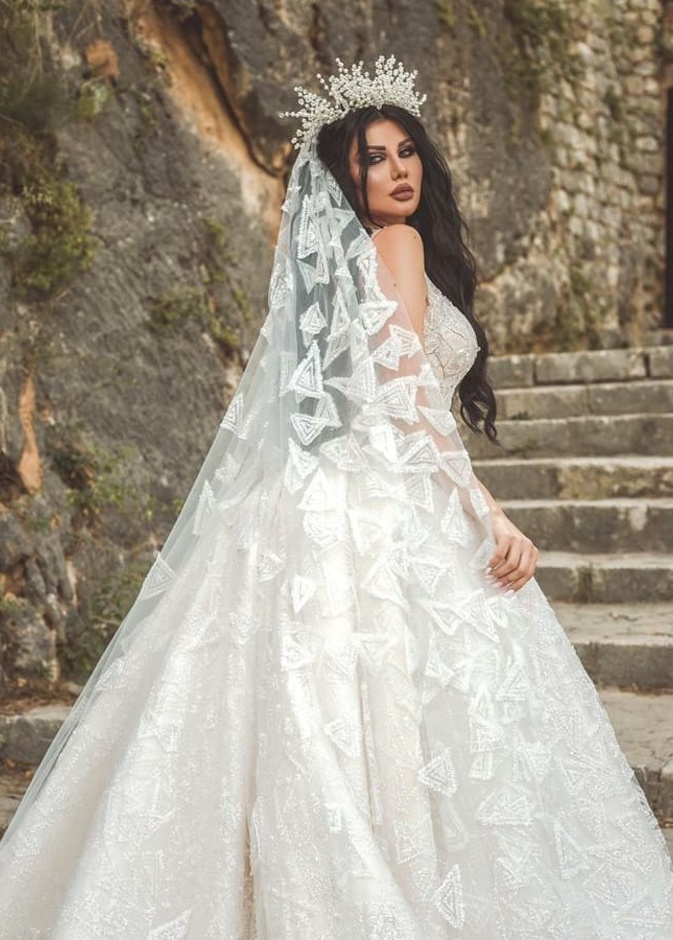 جيني اسبر باطلالة عرائسية