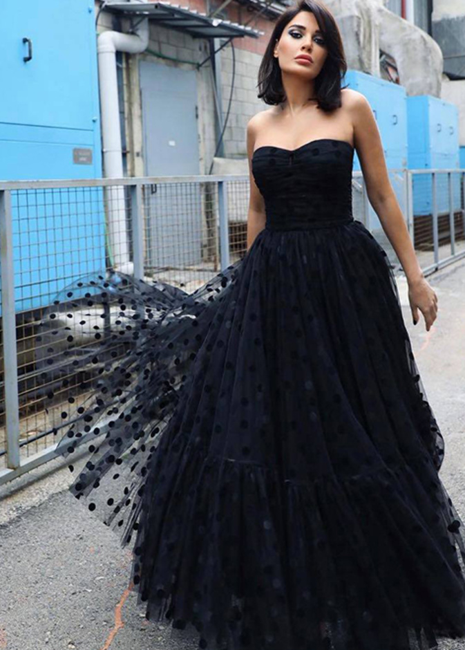 اطلالة النجمة سيرين عبدالنور ساحرة بالفستان الاسود المنقط مع التول