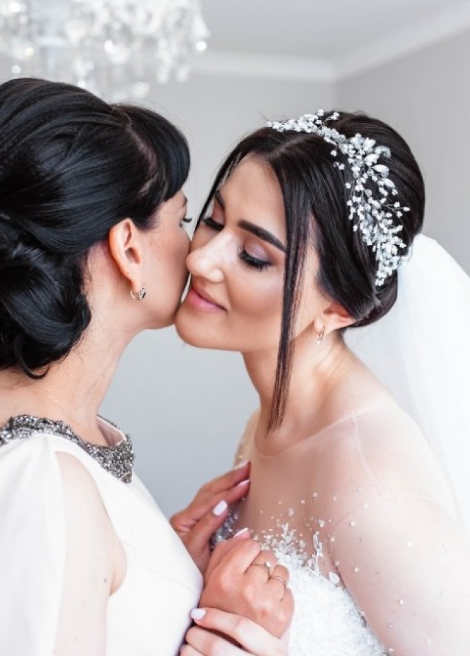  عروس تمنع والدتها من حضور حفل زفافها بسبب ارتداء البنطلون