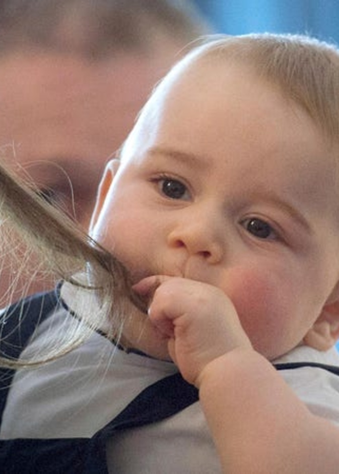 بالصور.. 7 مواقف تصرف فيها صغار العائلات الملكية كالأطفال العاديين