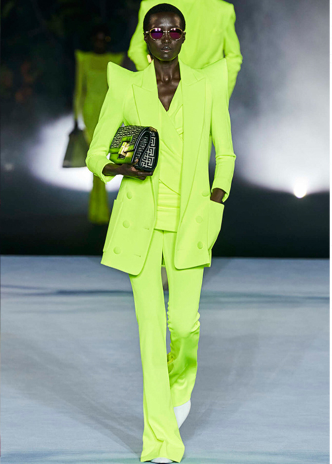 موديلات بدلات بالوان النيون لاطلالات ربيع 2021 من Balmain