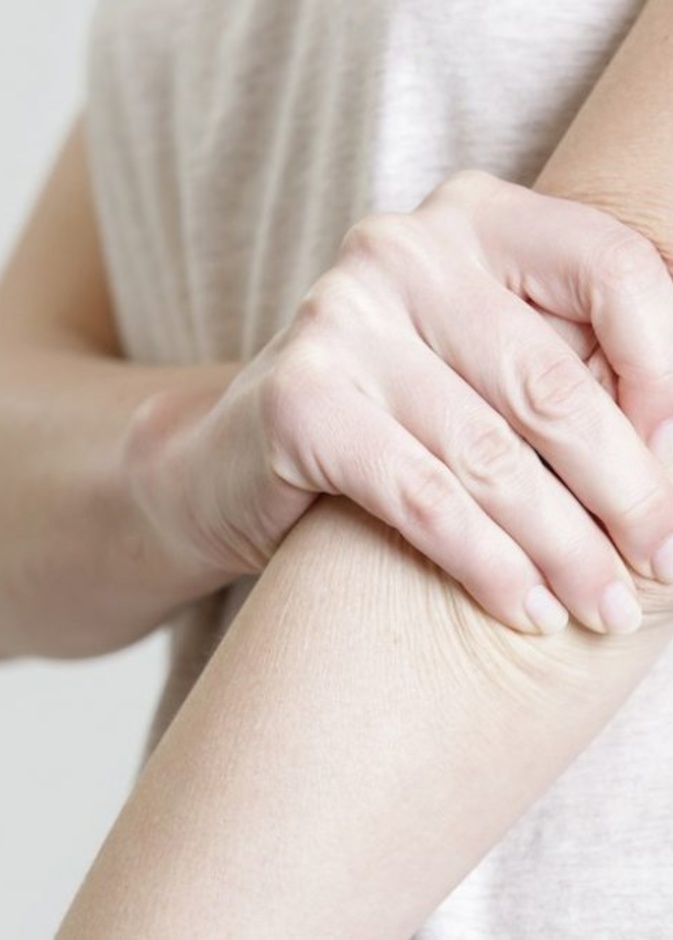 عرض جديد لفيروس كورونا في الذراعين.