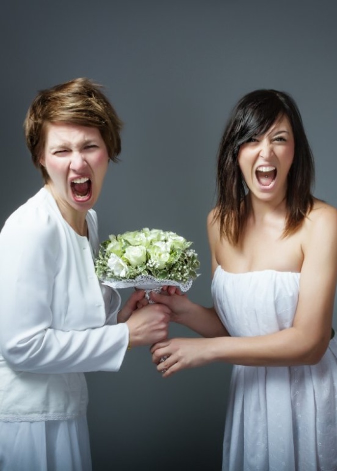 زوجة أب تحاول إفساد فرحة عروس في حفل زفافها