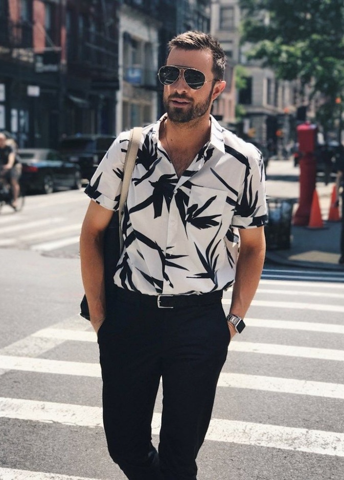 طريقة شبابية بتنسيق القميص المزيّن بطبعات الورود الملونة بستايل كاجوال