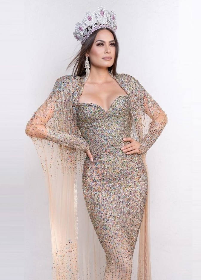 اطلالات المكسيكية أندريا ميسا بفستان سهرة براق وفاخر