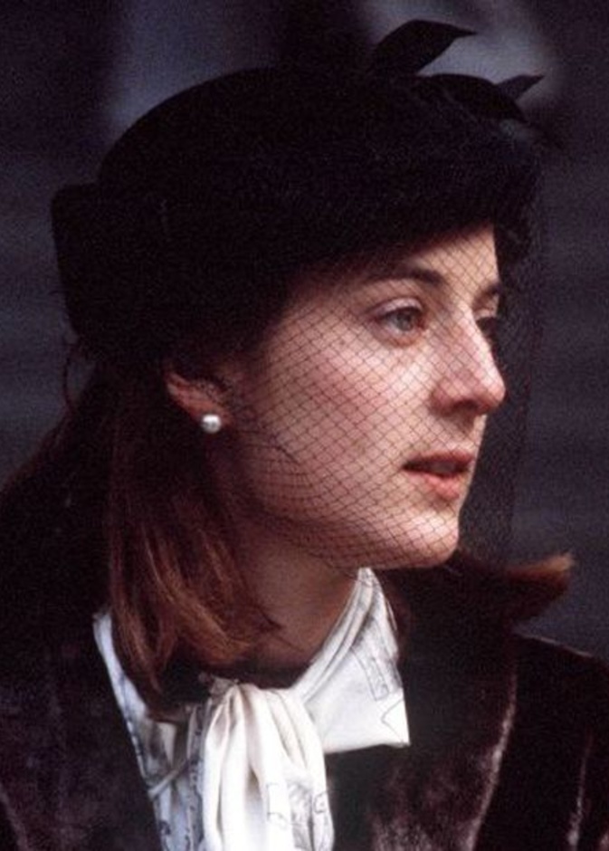 من هي السيدة التي طلب منها الأمير تشارلز الزواج ورفضت؟