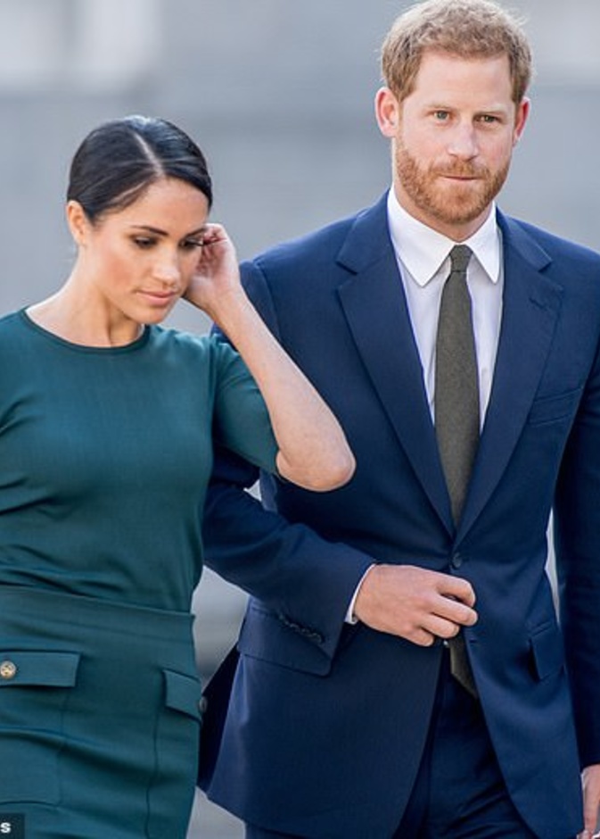 ‎مصدر القصر الملكي يرغب في إجبار ميغان وهاري على التخلي عن ألقابهما الملكية