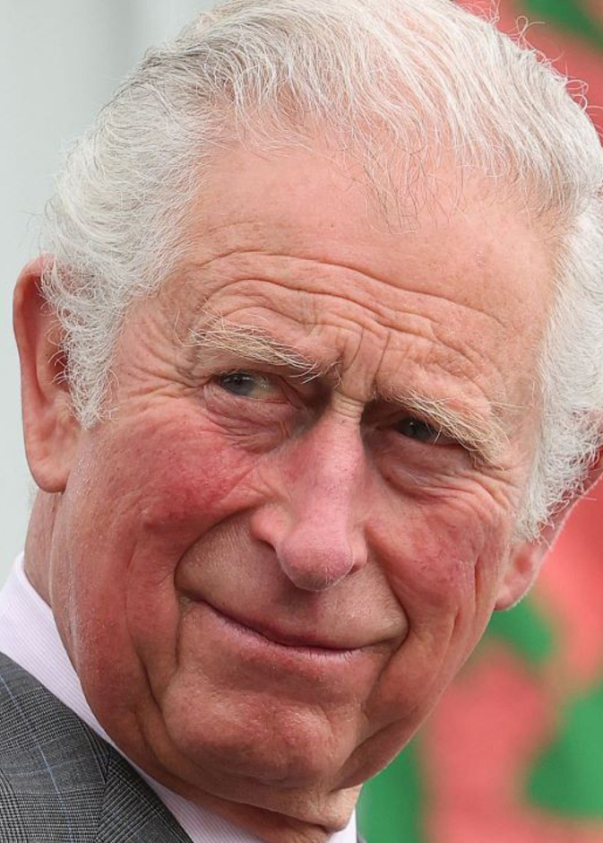 تقارير تتحدث عن قيام الأمير تشارلز بتغييرات جذرية في نظم إدارة المنازل الملكية وموافقة الملكة عليها