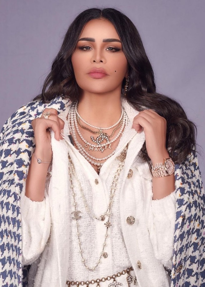 اعتمدت أحلام تصاميم من شانيل ووضعت أكسسوارات من السلاسل والعقود اللؤلؤية
