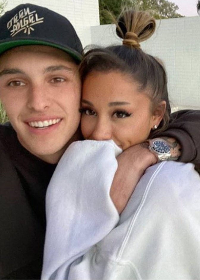  أريانا غراندي تقيم في جوار أوبرا وينفري والأمير هاري