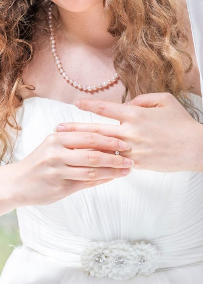 الشرطة تقتحم حفل زفاف لاستعادة قلادة استعارتها العروس بدون إذن