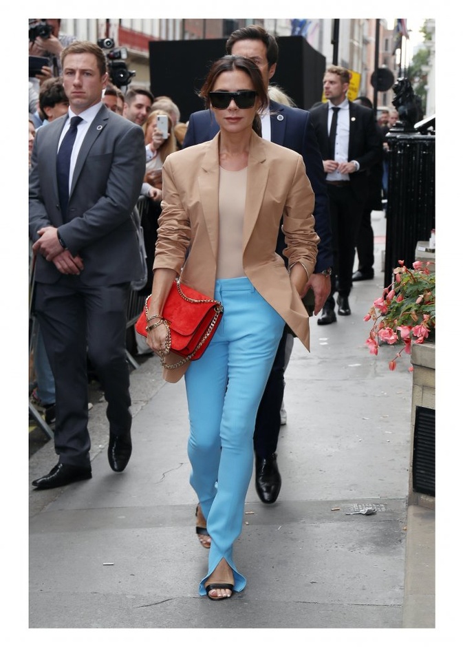 افكار تنسيق البنطلون القماش على طريقة فيكتوريا بيكهام