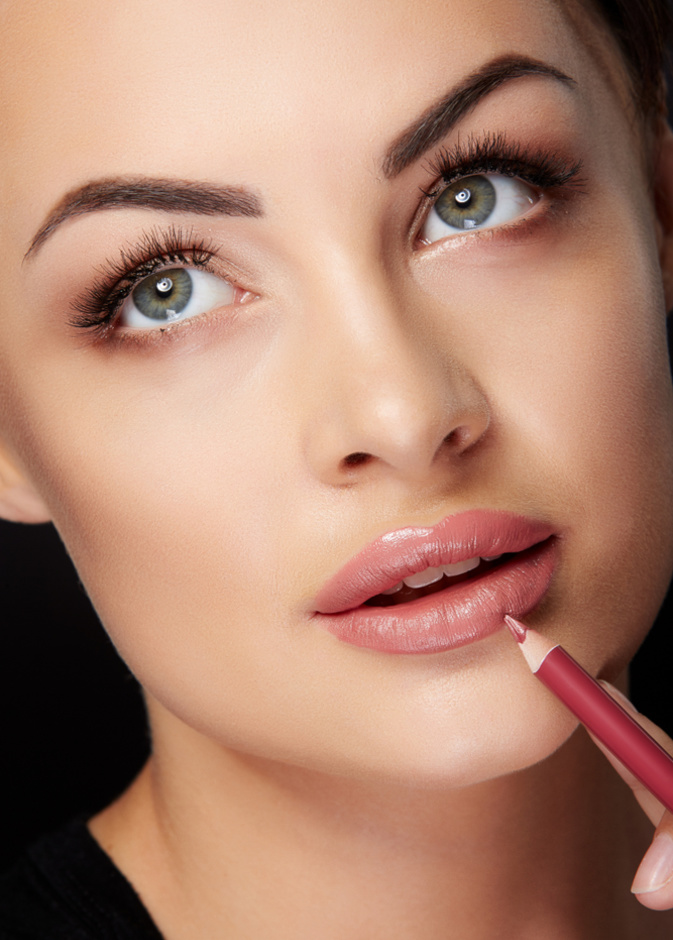 طريقة عمل كونتور تكبير الشفايف بالمكياج بالخطوات