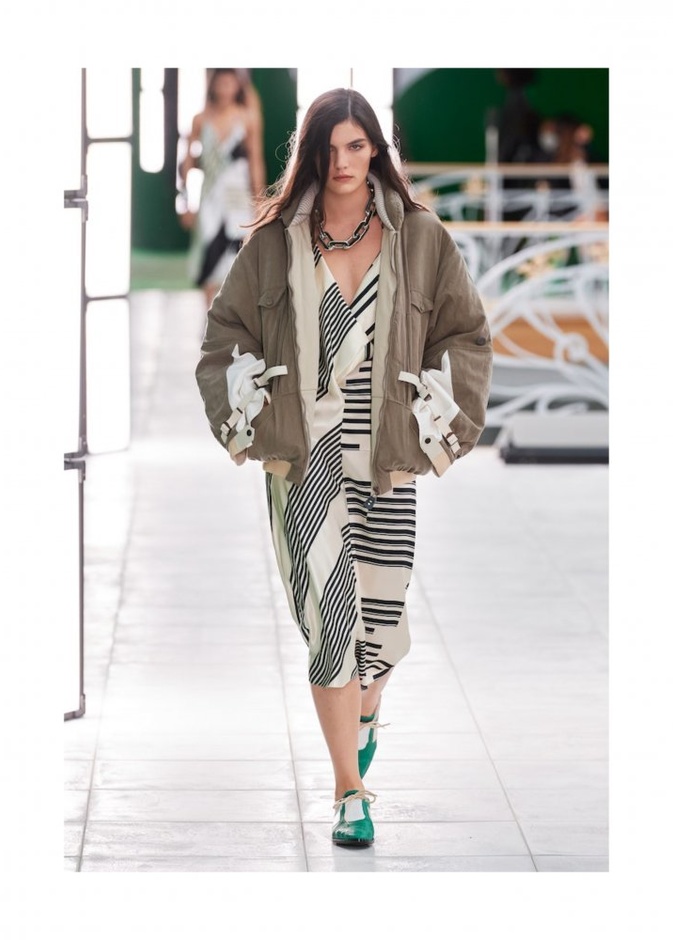البرتقالي والأسود بنقشة الخطوط العريضة بتوب شبابي من Burberry 