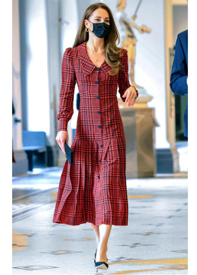 ارتدت فستانًا طويلًا بنقشة هوندستوث باللونين الأحمر والأسود من أليساندرا ريتش