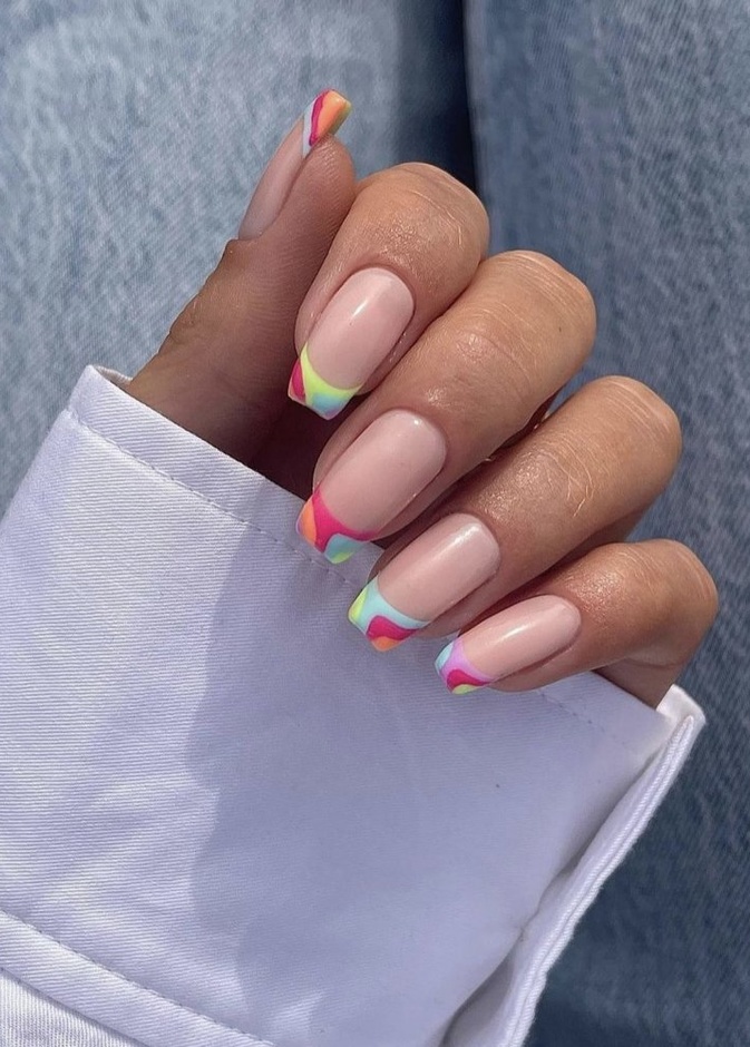  طريقة اعتماد المناكير الملون بأسلوب جديد