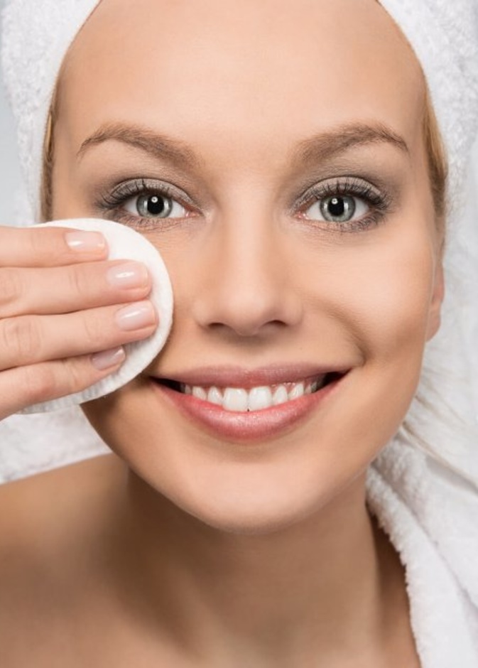 مسح قطعة قطنية بعصير الليمون يعمل على إزالة المكياج