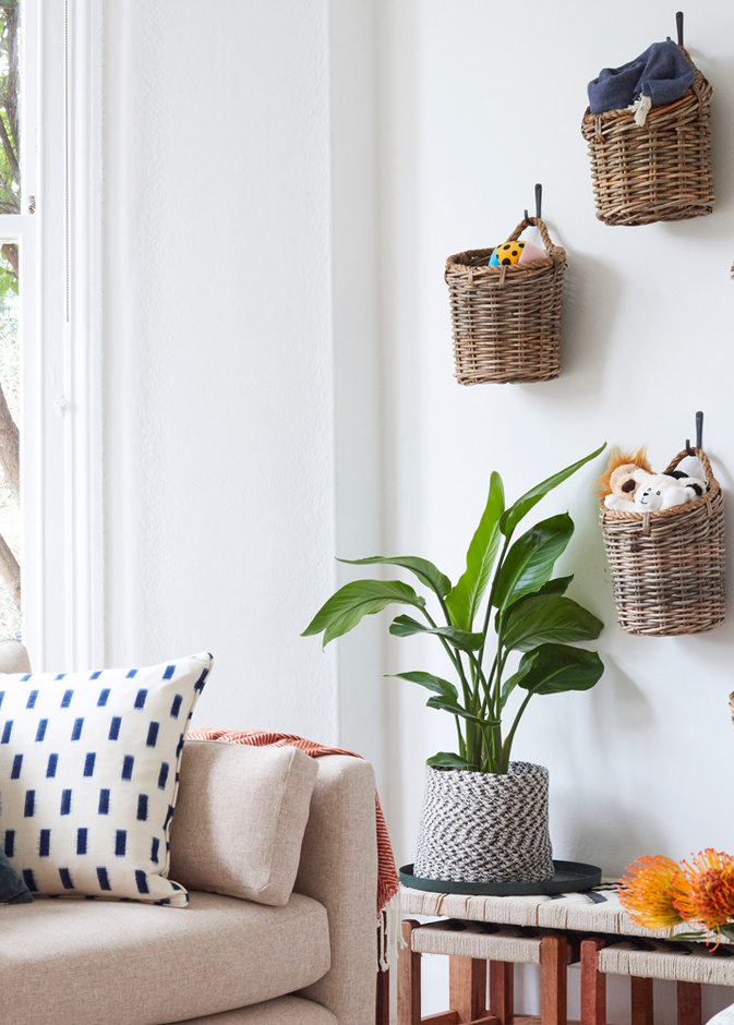 سلال القش على جدران غرف المعيشة