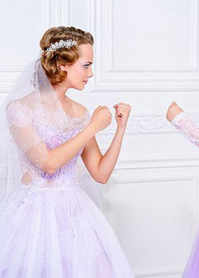 خلاف بين عروس وشقيقتها على لون الحذاء