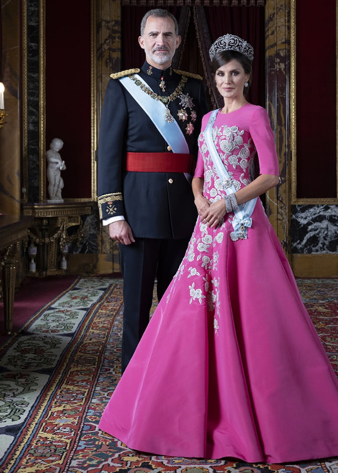 صور اجمل اطلالات ليتيزيا ملكة اسبانيا بمناسبة ذكرى زواجها من الامير فيليب