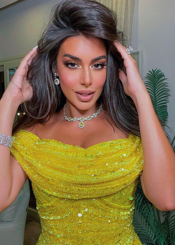 اطلالة فاخرة للنجمة ياسمين صبري بموضة الفستان الاصفر مكشوف الاكتاف