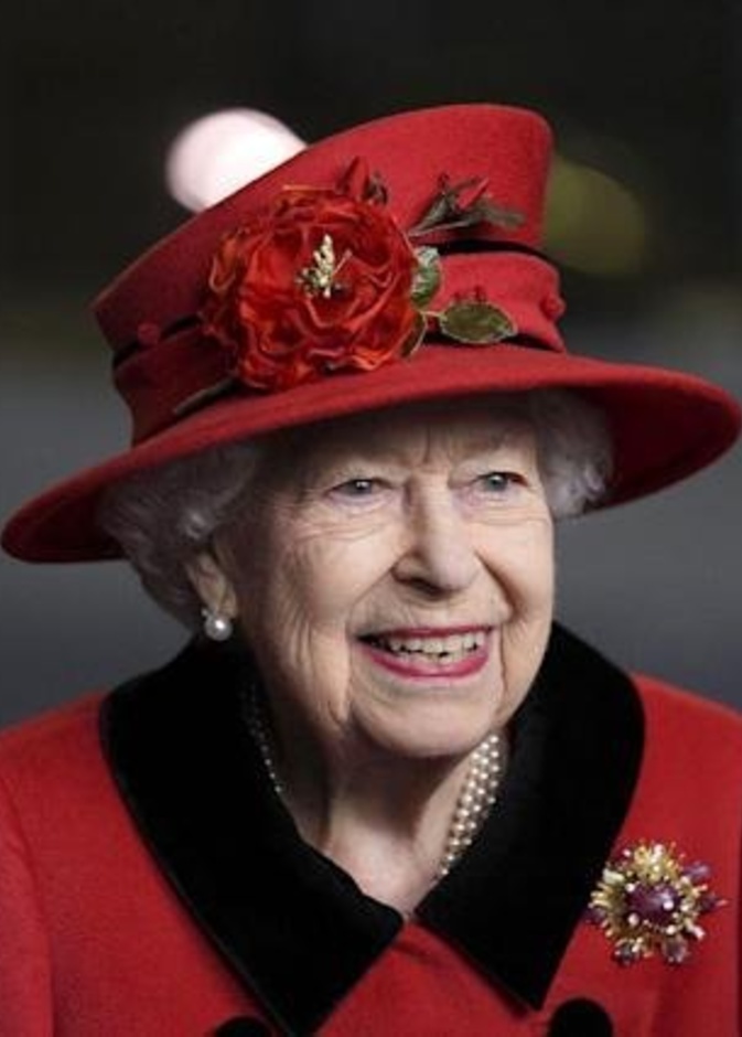 الملكة إليزابيث الثانية تقدم التحية للأمير فيليب ببروش Scarab brooch