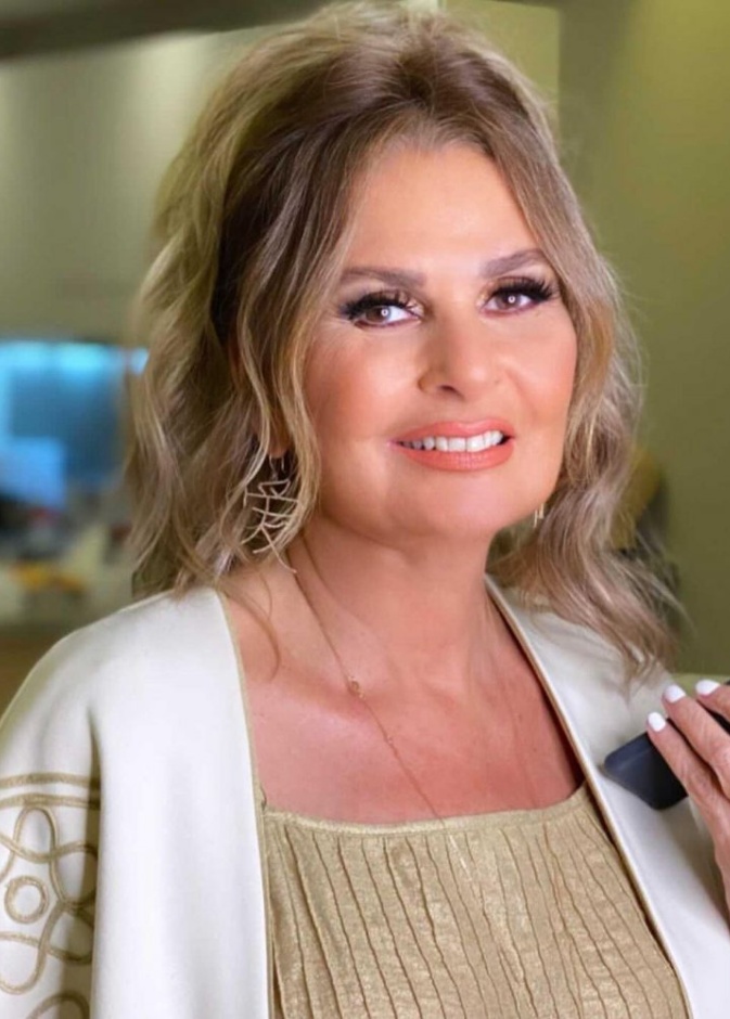 الفنانة يسرا