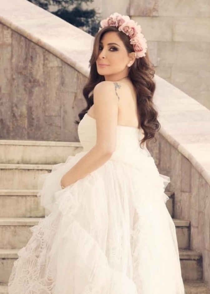  إليسا بإطلالة عرائسية بالفستان الابيض