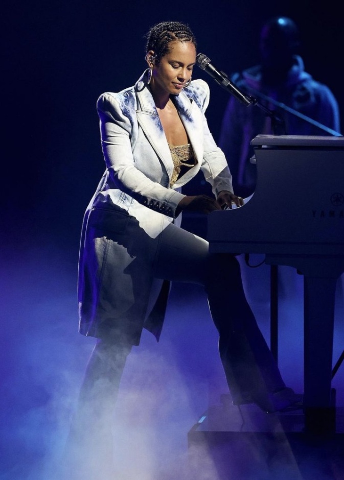 أليشيا كيز تقدم عرضها خلال حفل Billboard Music Awards 2021 قبل ساعات قليلة