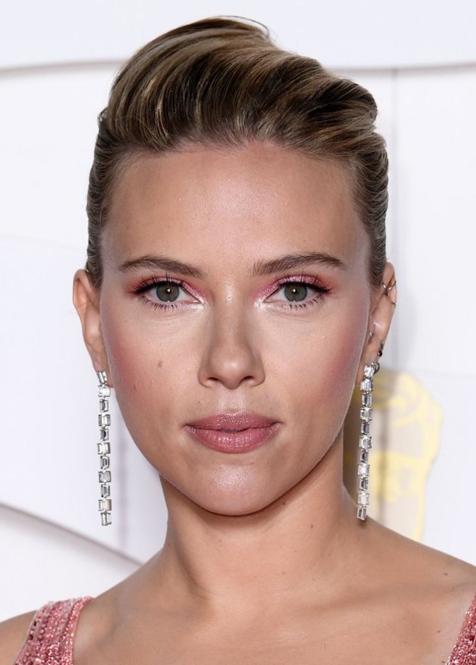 رسمات المكياج الزهري الفاتح بأسلوب Scarlett Johansson