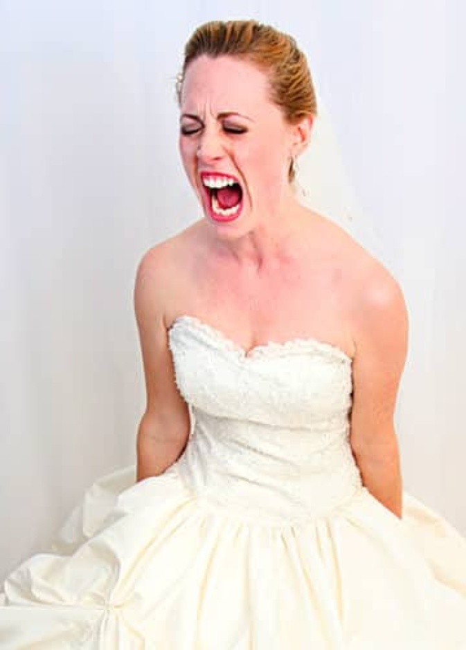 العروس تسببت في مقاطعة أسرتها لها