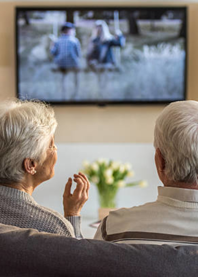  أضرار مشاهدة التلفزيون على صحة الدماغ لدى كبار السن