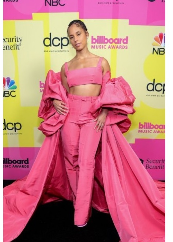 الكاب الطويل ميّز إطلالة المغنية Alicia Keys