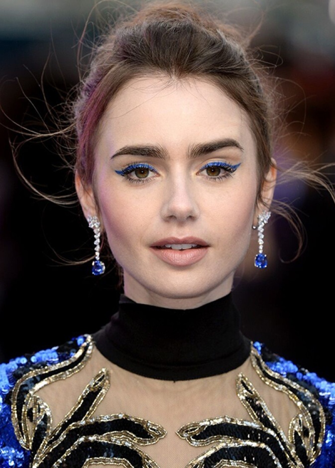 رسمات الايلاينر الملون لسهرات صيف 2021 من اطلالة Lily Collins