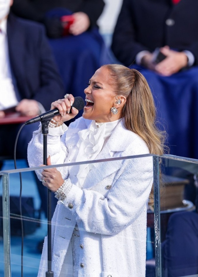 إطلالة لوبيز بجامبسوت من الدينم مع تفاصيل ذهبية في 13 يوليو 2001