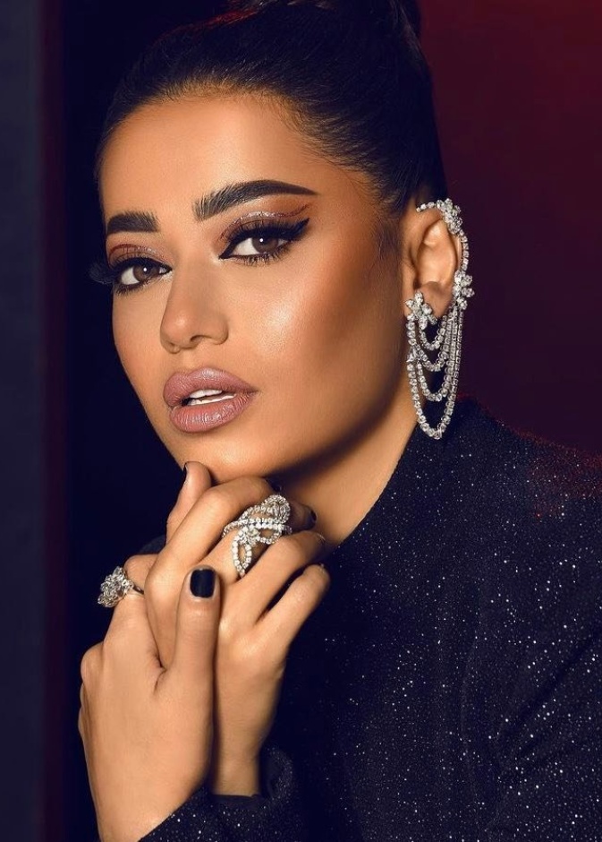 اطلالات رحمة رياض الجمالية بخطوط الايلاينر السوداء والهندسية