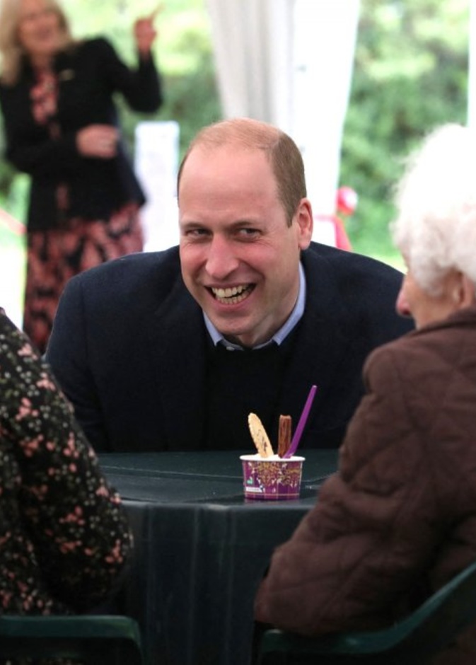 الأمير وليام يتناول الأيس كريم مع نزلاء دار مسنين