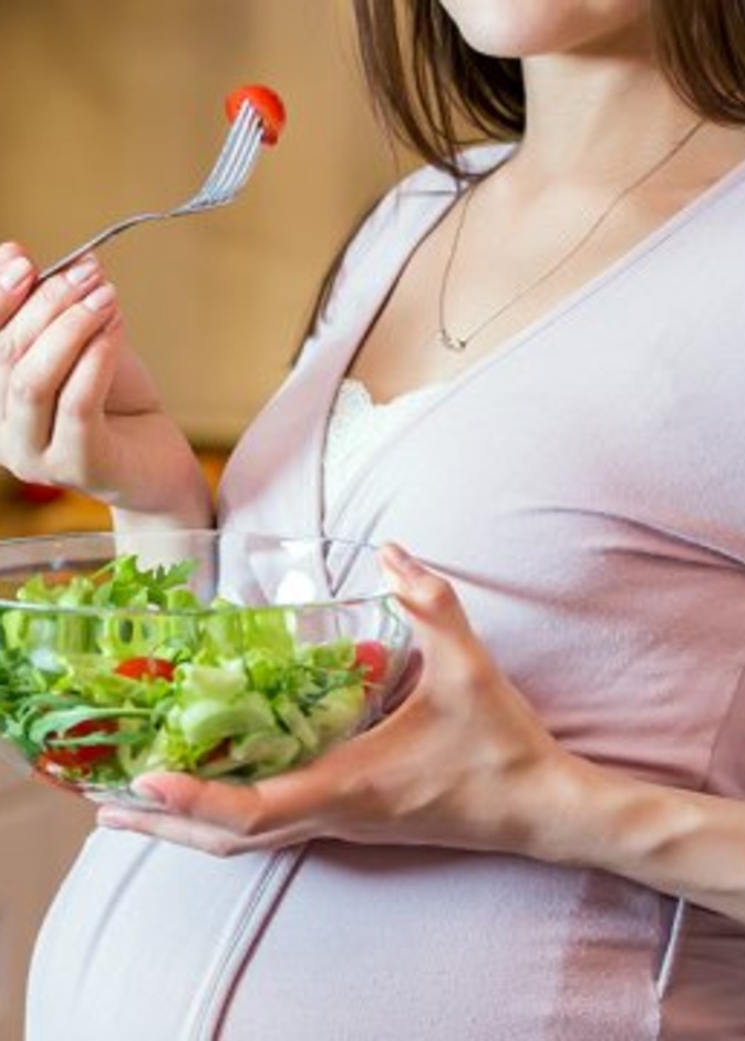 فوائد الخس للحامل ودوره في تقوية عظام الجنين