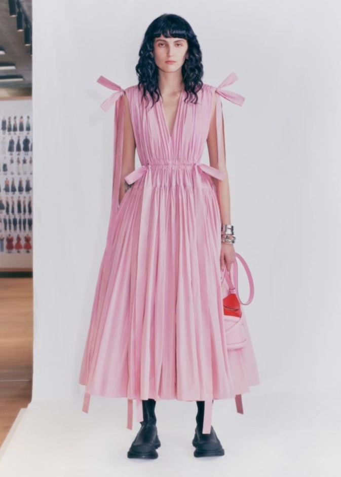 الإلهام والتصميم الجريء في مجموعة Alexander McQueen لما قبل خريف وشتاء 2021 